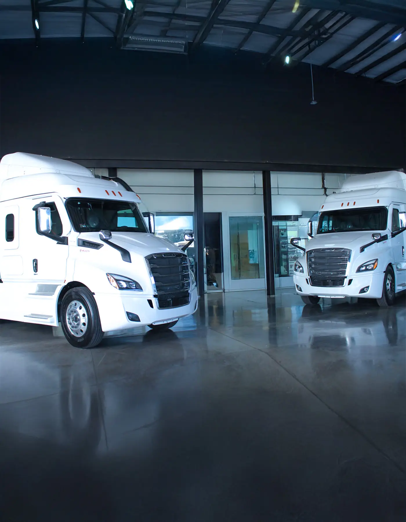 Andoba Trucking fleet of refrigerated and dry van trucks in Miami, FL